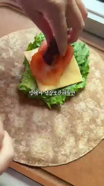 상추, 치즈, 토마토, 떡갈비 조각을 올립니다. — 만들어두면 애들이 혼자서 잘 찾아 먹어요!