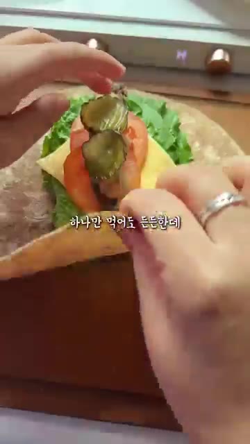 모피아 스프레드를 뿌리고 피클을 올린 후 또띠아를 접어줍니다. — 만들어두면 애들이 혼자서 잘 찾아 먹어요!