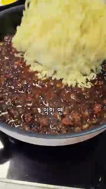 익힌 면을 넣고 소스와 잘 어우러지도록 비벼줍니다. 그릇에 담고 계… — 함박유니짜장✨️