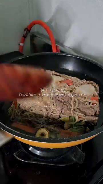 다진 마늘, 간장, 소금을 넣고 간을 맞춘다. — 시골밥상 뚝배기불고기