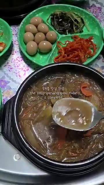 뚝배기에 옮겨 담아 보글보글 끓여 완성한다. — 시골밥상 뚝배기불고기