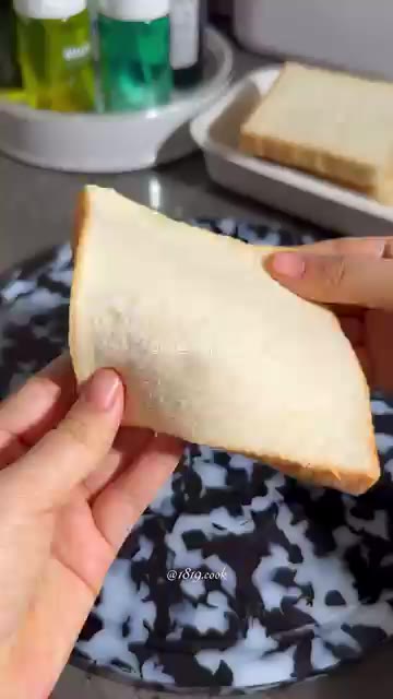 식빵 테두리를 잘라내고 밀대로 납작하게 밀어줍니다. — 식빵 소세지 치즈롤 만들기