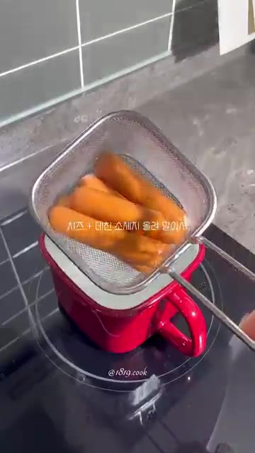식빵 테두리를 잘라낸 식빵 위에 슬라이스 치즈를 올리고 소세지를 넣… — 식빵 소세지 치즈롤 만들기