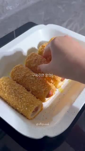 에어프라이어나 팬에 노릇하게 구워줍니다. — 식빵 소세지 치즈롤 만들기