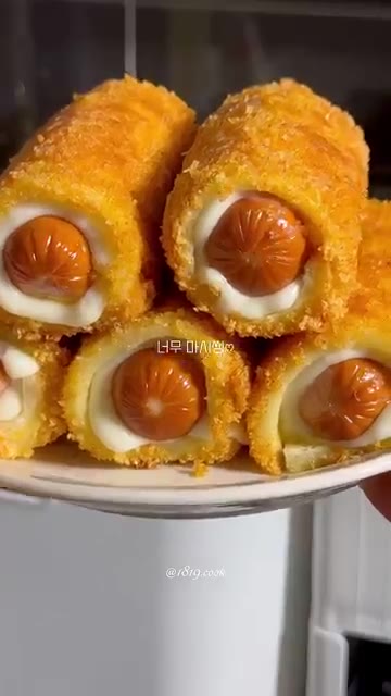 완성된 식빵 소세지 치즈롤을 맛있게 즐깁니다. — 식빵 소세지 치즈롤 만들기