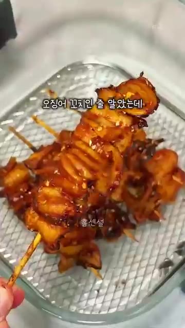 새송이버섯을 데쳐서 찬물에 헹궈 물기를 꼭 짜줍니다. — 새송이 꼬치구이: 미친 쫄깃함, 저당 간식, 저칼로리 안주
