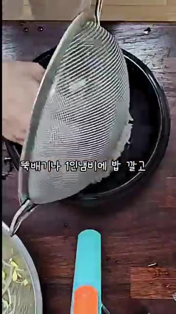 마지막으로 계란을 넣고 김가루와 파를 뿌려주면 완성입니다. — 시원하고 깔끔한 콩나물 오징어 국밥