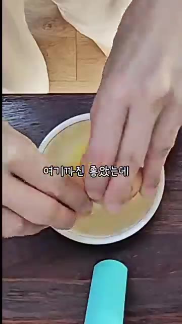 실패 없는 수란 만드는 법: 전자레인지 용기에 물 한 컵과 식초 반… — 시원하고 깔끔한 콩나물 오징어 국밥