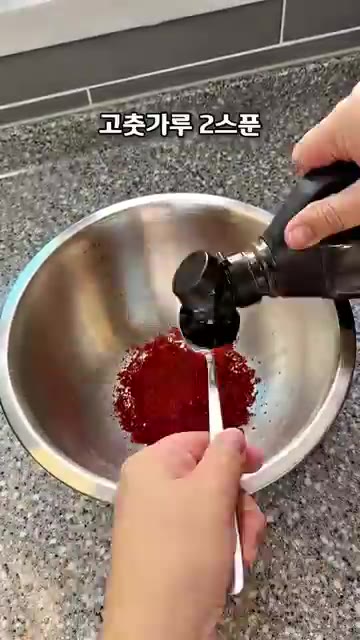 물이 끓는 찜기에 밀가루를 묻힌 우엉을 올리고 7~8분간 쪄줍니다. — 이색별미 우엉무침: 볶지 않고 쪄서 만드는 아삭하고 부드러운 우엉무침 레시피