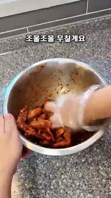 쪄서 준비된 우엉을 양념장에 넣고 조물조물 무쳐줍니다. — 이색별미 우엉무침: 볶지 않고 쪄서 만드는 아삭하고 부드러운 우엉무침 레시피