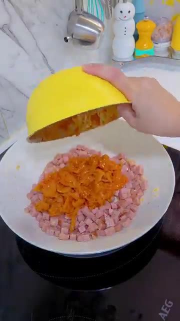 썰어둔 김치를 넣고 함께 볶는다. — 아는 맛이 제일 무서운 법 🧀 치즈 폭탄 김치볶음밥