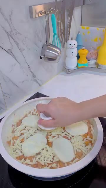 볶은 김치볶음밥 위에 모짜렐라 치즈와 피자치즈를 듬뿍 올리고, 동그… — 아는 맛이 제일 무서운 법 🧀 치즈 폭탄 김치볶음밥