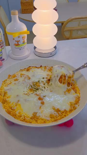 치즈가 녹으면 후추를 살짝 뿌려 완성한다. — 아는 맛이 제일 무서운 법 🧀 치즈 폭탄 김치볶음밥
