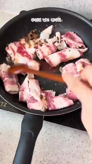 마늘이 익으면 고춧가루를 넣고 우삼겹을 넣어 80% 정도 익을 때까… — 잉어킹도 만들 수 있는 우삼겹 파스타