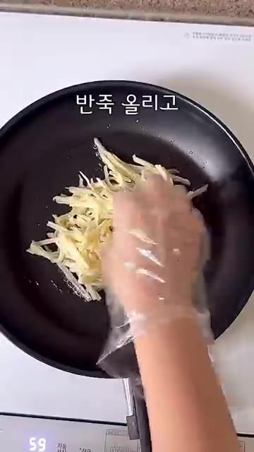 달군 팬에 식용유를 넉넉히 두르고 감자 반죽을 얇게 펼쳐 올립니다. — 바삭쫀득 감자전 & 쯔유 레몬 소스 레시피