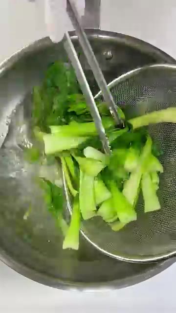 청경채를 먹기 좋게 손질하여 끓는 물에 살짝 데쳐주세요. — 아삭하고 고소한 초간단 청경채 무침