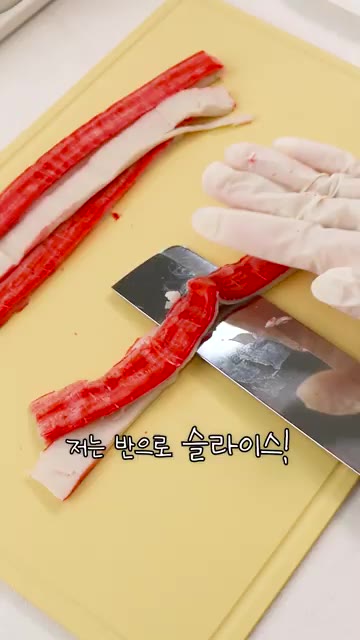 오이를 필러로 길게 얇게 썰어줍니다. 맛살은 반으로 길게 슬라이스합… — 5천원으로 다이어트 면 요리 레시피