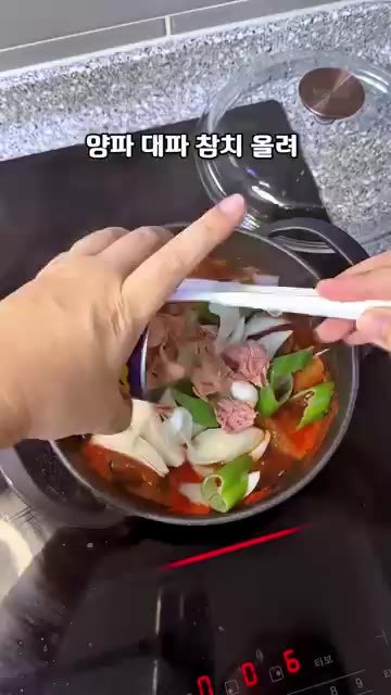 양파, 대파, 참치를 넣고 5분 더 졸여주세요. — 참치캔 하나로 밥도둑 반찬! 참치 무조림 레시피