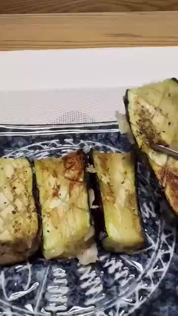 후추를 뿌려 완성한다. — 가지가 이렇게 맛있다고? 가지소금구이 레시피