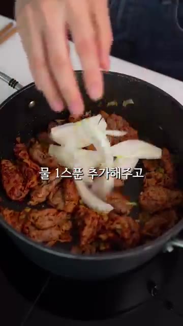 물 1스푼을 넣고 양파와 숙주나물을 넣어 함께 볶아줍니다. — 저희 부부는 짬뽕 안 사 먹어요
