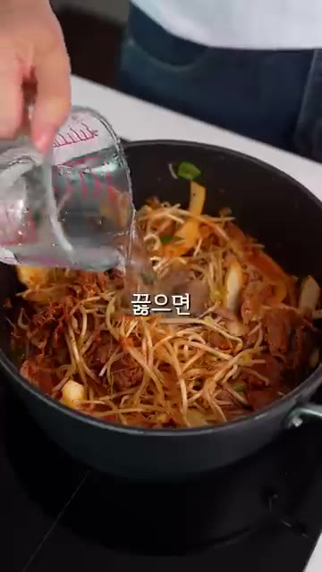 물을 붓고 끓으면 치킨스톡 1스푼을 넣어줍니다. — 저희 부부는 짬뽕 안 사 먹어요
