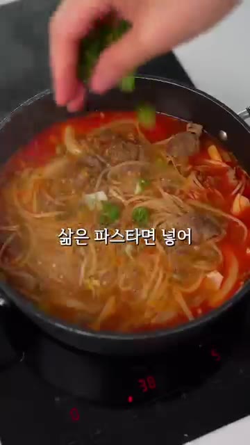 삶은 파스타면과 청양고추를 넣고 마무리합니다. — 저희 부부는 짬뽕 안 사 먹어요