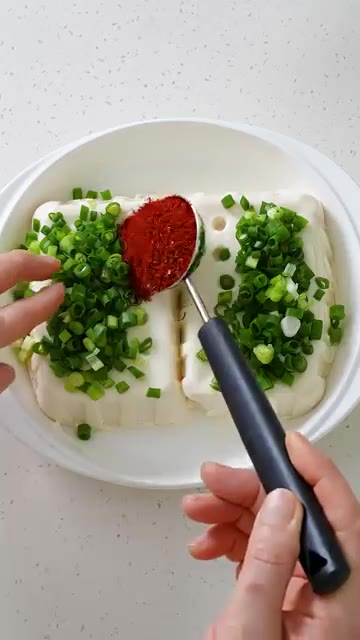 연두부 위에 송송 썬 쪽파, 다진 마늘, 고춧가루를 올립니다. — 2700만뷰 연두부 레시피