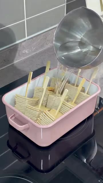 냄비에 꼬치를 꽂은 어묵을 넣고 물을 붓는다. — 요즘 SNS에서 난리 난 어묵 먹는 법!