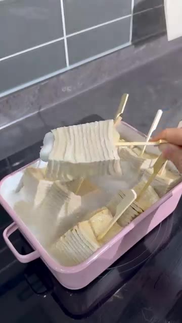 다시마 육수를 붓고 대파를 넣는다. — 요즘 SNS에서 난리 난 어묵 먹는 법!