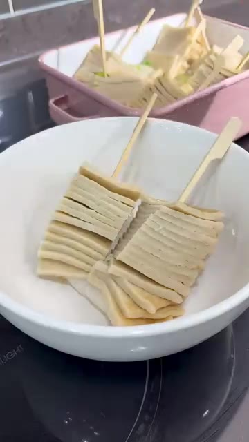 완성된 어묵탕을 그릇에 담아낸다. — 요즘 SNS에서 난리 난 어묵 먹는 법!