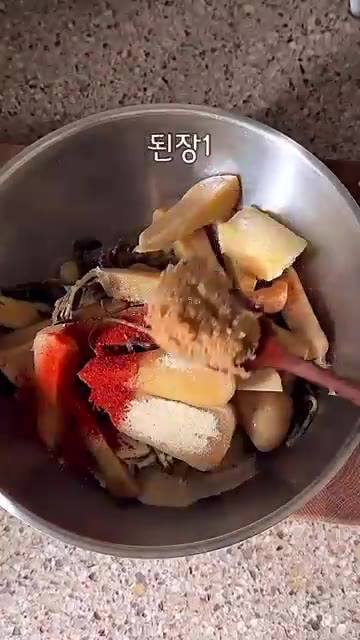 총각김치는 깨끗이 씻어 먹기 좋게 자른 뒤 볼에 담고 설탕, 다진… — 푹 끓이면 끝❗️밥도둑 묵은 총각무지짐 레시피