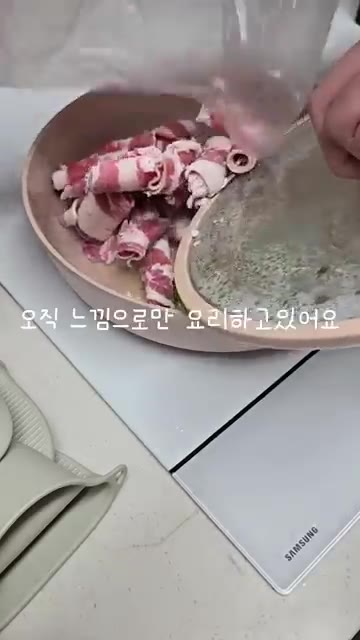 우삼겹을 넣고 다진 마늘과 간장을 넣어 볶아줍니다. — 와이프에게 짜장밥 해주기
