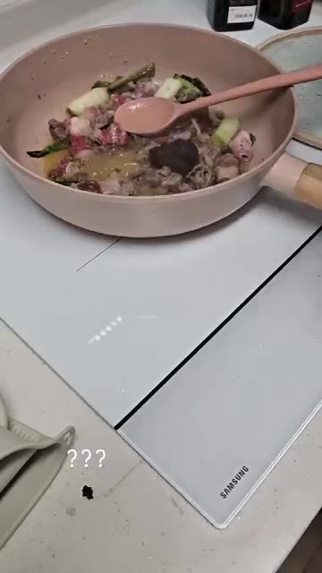 춘장을 넣고 감자와 양파를 넣어 함께 볶아줍니다. — 와이프에게 짜장밥 해주기