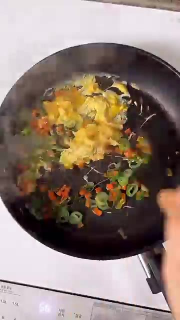 볶은 채소를 한쪽으로 밀고 빈 공간에 달걀물을 부어 스크램블 에그를… — 중국집보다 더 맛난❗️고슬고슬 크래미볶음밥 레시피