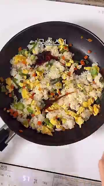 밥 200g을 넣고 뭉치지 않게 풀어가며 채소와 잘 섞이도록 볶는다. — 중국집보다 더 맛난❗️고슬고슬 크래미볶음밥 레시피
