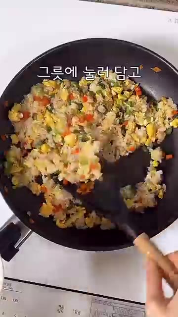 굴소스 1큰술을 넣고 전체적으로 간이 배도록 볶아준다. — 중국집보다 더 맛난❗️고슬고슬 크래미볶음밥 레시피