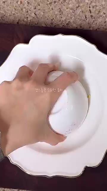 밥을 그릇에 꾹꾹 눌러 담고 접시에 뒤집어 올린 후 깨를 뿌려 완성한다. — 중국집보다 더 맛난❗️고슬고슬 크래미볶음밥 레시피