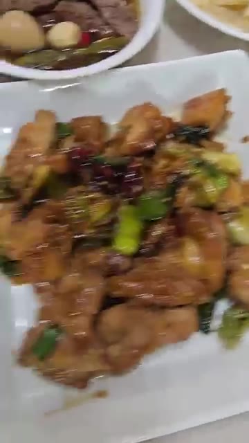 청수무 물김치를 국자로 떠서 보여준다. — 26년 가을 집밥일기: 청양 데리야끼 닭다리살과 다양한 김치, 장조림 등