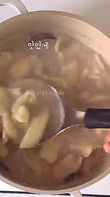 들기름 1을 두르고 섞어서 맛있게 먹는다. — 쫄깃쫄깃 반죽! 고소한 들깨수제비 레시피