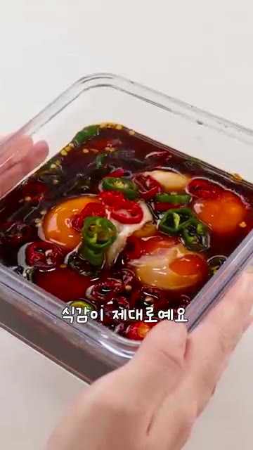 잘 부친 계란을 용기에 차곡차곡 담습니다. — 계란후라이장 만드는 법