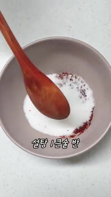 팬에 식용유를 넉넉히 두르고 만두를 올려 중불에서 노릇하게 구워주세요. — 만두가 남아나질 않습니다! 비빔만두 레시피