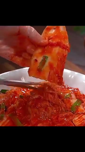 배추를 반으로 가른 후 4등분하여 밑동을 자르고 잎을 떼어낸다. — 배추 겉절이 담글 때 찹쌀풀 절대 넣지 마세요
