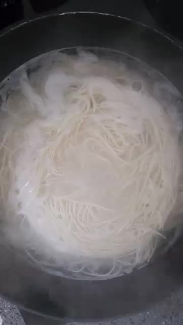 끓는 물에 소면을 넣고 삶아 찬물에 헹궈 물기를 뺀다. — 살얼음 동동 김치말이 국수