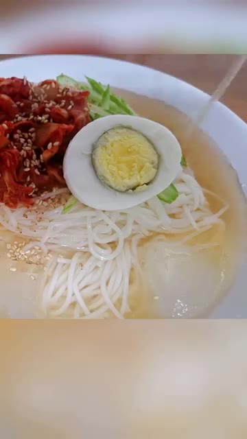 그릇에 소면을 담고 육수, 김치, 오이, 계란을 올린 후 깨소금을… — 살얼음 동동 김치말이 국수