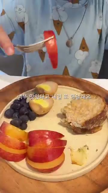 치즈가 녹아내리는 먹음직스러운 샌드위치가 완성된다. — 바질 페스토 토마토 치즈 샌드위치 레시피