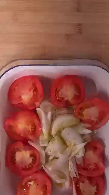 양파와 토마토를 큼직하게 썰어 올리브 오일, 소금, 후추를 뿌린다. — 토마토스프 & 할라피뇨 그릴드치즈 샌드위치