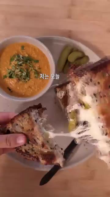 빵으로 덮어 팬에서 치즈가 녹고 빵이 노릇해질 때까지 앞뒤로 굽는다. — 토마토스프 & 할라피뇨 그릴드치즈 샌드위치