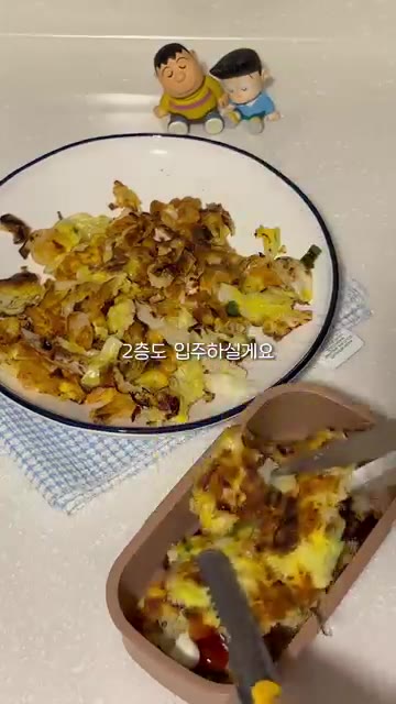 반죽을 팬에 얇게 펼쳐 올리고 앞뒤로 노릇하게 구워줍니다. — 양배추 팍팍 오코노미야끼 도시락 레시피