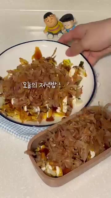 구워진 오코노미야끼 위에 데리야끼 소스와 마요네즈를 뿌립니다. — 양배추 팍팍 오코노미야끼 도시락 레시피