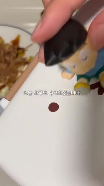 마지막으로 가쓰오부시를 뿌려주면 완성입니다. — 양배추 팍팍 오코노미야끼 도시락 레시피
